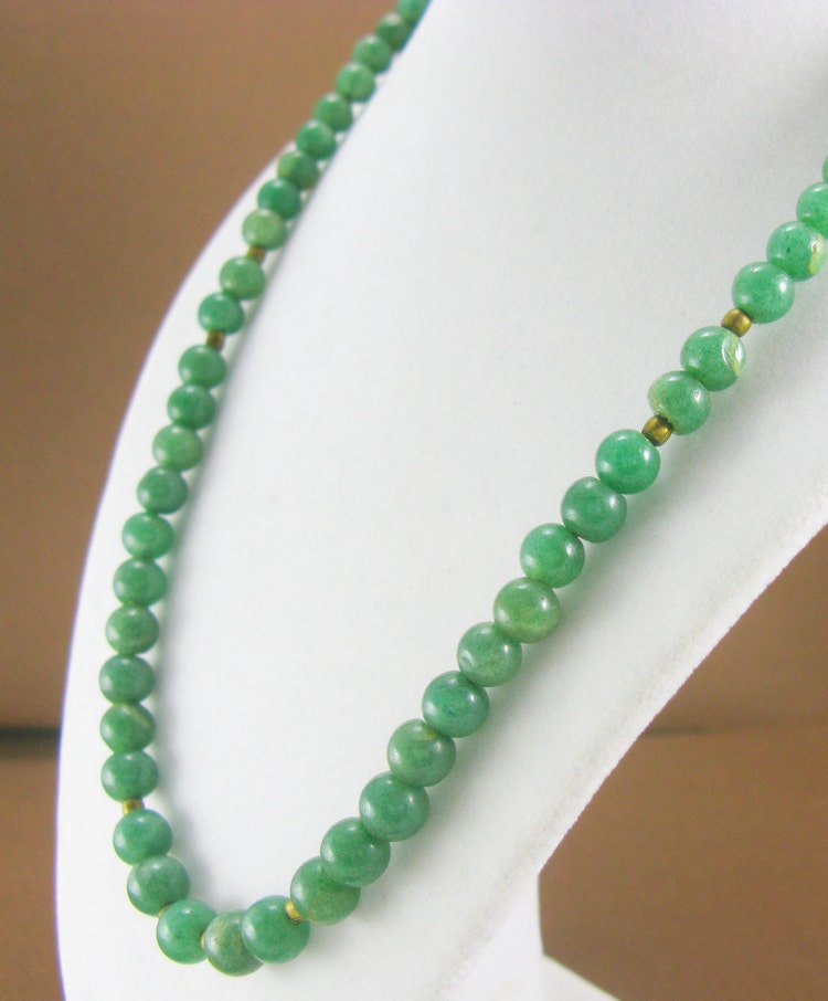 Green Jadeite Jade Bead Vintage Necklace. by ezvintagefinds