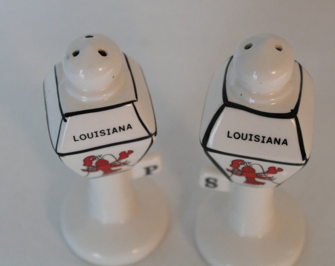 Vintage Lamp Post Salt and Pepper Shakers, Louisiana Souvenir, Kitchen Collectible