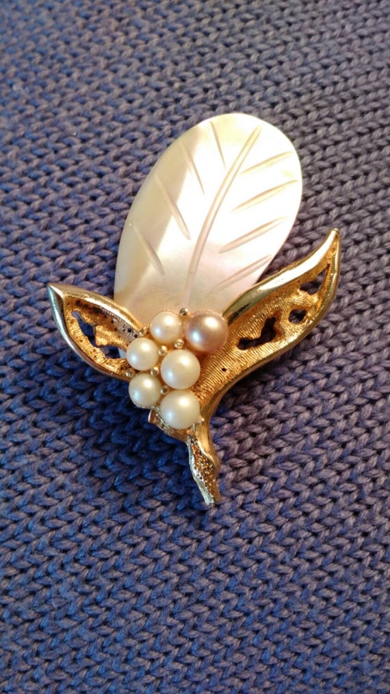 VINTAGE PEARL LEAF Brooch Pin Mother of pearl Gold Tone