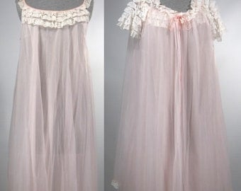 Vintage 1960s Peignoir set / nightgown and robe / baby doll / soft pastel pink size small