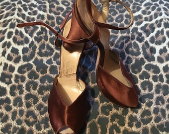 Vintage 1940s 1950s Maroon Satin Ankle Strap Peep Toe Sandals Shoes - size 35