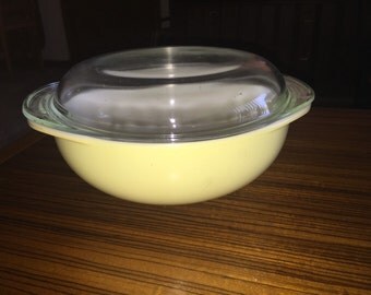 Pyrex pale yellow 024 casserole with lid