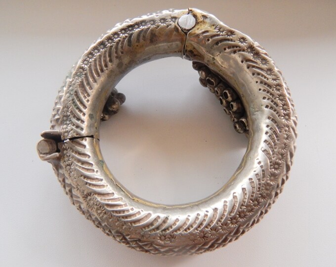 Antique bracelet/ afghanistan jewelry / kuchi bracelet / kuchi jewelry / banjara jewelry / vintage silver bracelet / old handmade bracelet