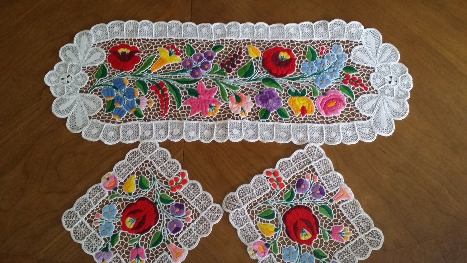 Handmade Small Tablerunner Traditional by FERIVINTAGEANDLINENS