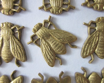 12 Vintage Brass Stampings, Realistic Honey Bee, 15.5mm x 13mm