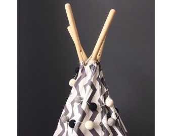 MONSTER Monochrome Felt Ball Garland, Feltball Garland, Pom Pom Garland, Garland, Teepee, Kids Teepee, Home Decor, Nursery, Playroom