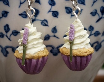 Vintage style: Lavender Cupcake Earrings. Cupcake. BluesBakkerij