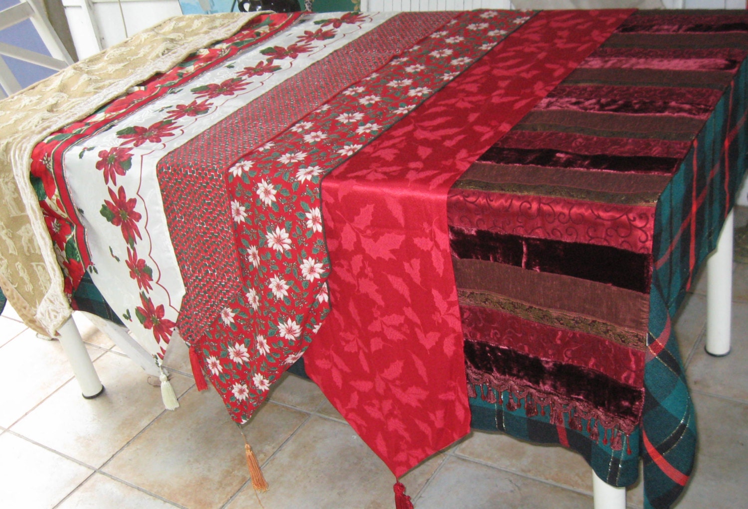 table runner lot . table runner . lot of 7 . 7 table runner