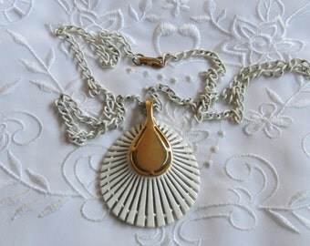 Vintage White and Gold Tone Shell-Shaped Pendant Necklace
