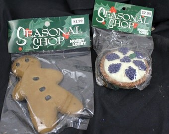 Gingerbread man and berry pie Christmas tree ornaments wreath decor