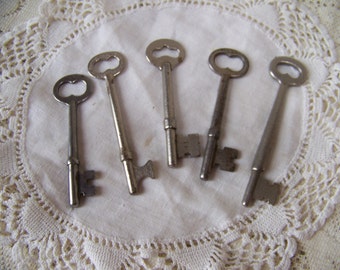 Vintage Skeleton Keys (lot of 5)Antique Skeleton Keys.Vintage Wedding Decor.Jewelry Making Supplies.Skeleton Key Necklace.Skeleton Key Decor