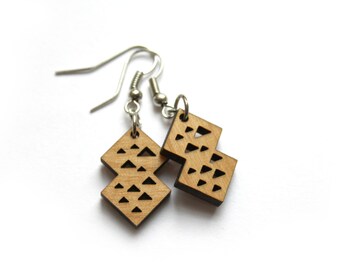 Geometric wood earring, triangle pattern, Architecture pyramid pyramidal, modern jewel, chic jewellry, original and trendy, woman present