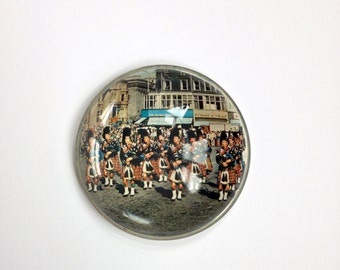 Scottish Paperweight - Bagpipes Paperweight - Glass Paperweight with Scotsmen - Gift for Scots - Men in Kilts Paperweight - Scots Souvenir