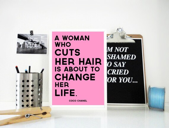 Imprimer A femme qui coupe ses cheveux Coco Chanel affiche de motivation citation citation inspirante rose