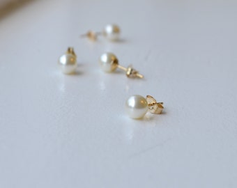 14K Gold, Tiny Pearl Studs, 4mm or 6mm, Small Pearl Earring, Sweet 16 Gift Girls, Ear Studs, Junior Bridesmaid Gift for Women