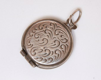 Round Victorian 835 silver etched locket / Victorian locket / round locket / etched locket / 835 silver / circle locket / 835 silver locket