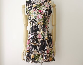 90s floral tie up dress. 90s short grunge dress. Floral summer dress. 90s Mini dress. Lace up dress