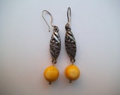 Pretty Vintage  yellow Stone Dangle Clip Earrings, Silver  tone earrings