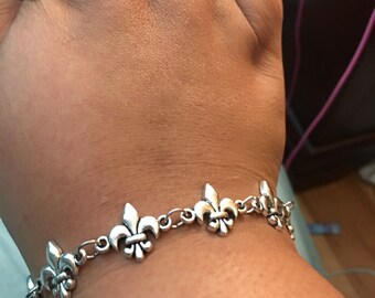 Antique silver fleur de lis bracelet C52