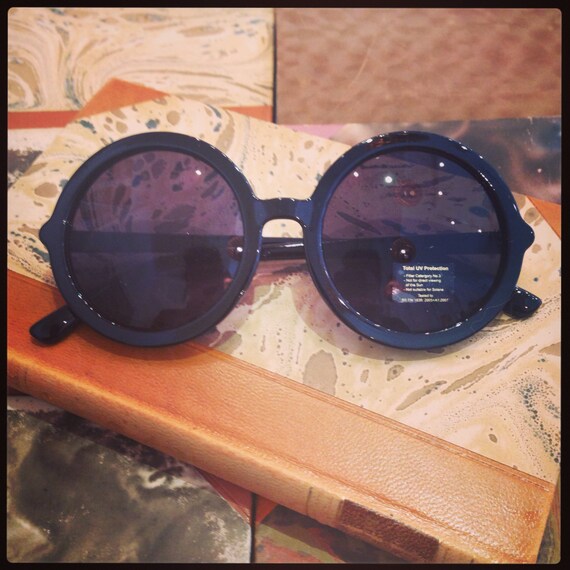 Retro sunglasses: Big round plastic 70's style black.