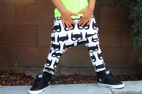 Bébé garçon bébé fille Batman, noir et blanc masques Sarouel Short Etsy enfant mode enfant garçon enfant fille, Short super héros halloween