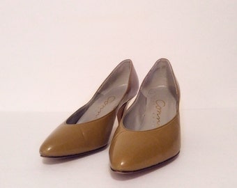 Vintage 1980's shoes // leather heels // 80's olive pumps 7 narrow