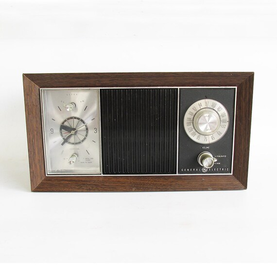 Vintage GE Analog AM/FM Clock Radio Model by leapinglemming