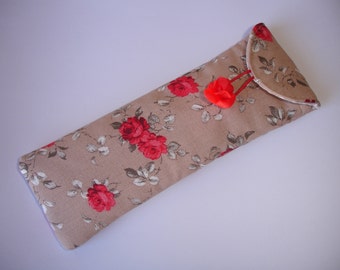 Etui stylos en tissu coton imprimé roses rouges sur fond marron
