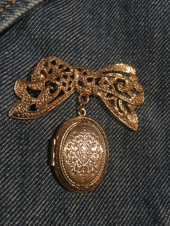 Items similar to Locket Brooch pin Vintage jewelry Goldtone on Etsy