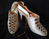 Glamorous 30's silver silk and leather evening shoes shoes diamante trim & gem set buckles 3" high heels