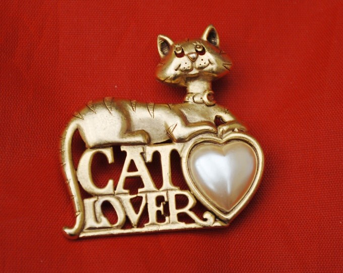 Cat Lover Brooch - Signed Danecraftgold tone Kitty - white pearl heart