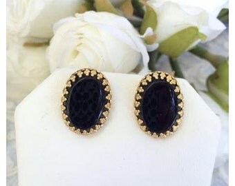 Vintage Black and Filigree Setting Gold Tone Screw Back Earrings