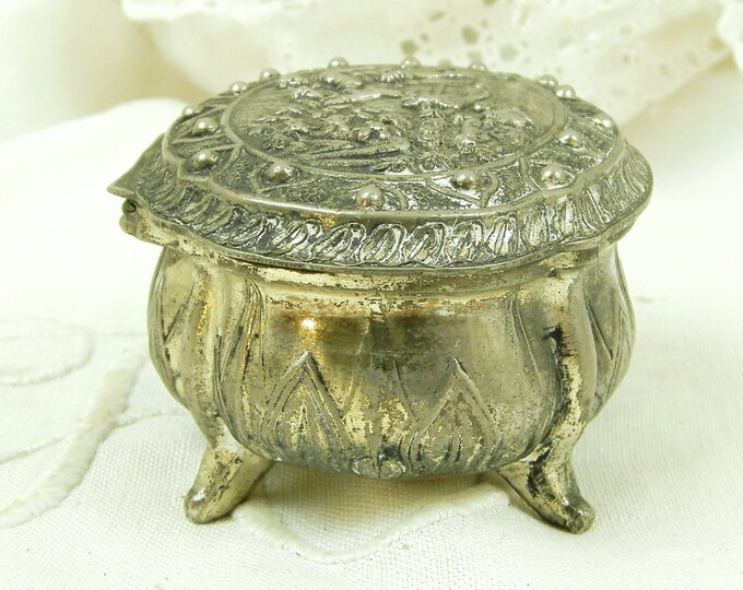 Vintage French Metal Trinket Box Depicting a Romantic Scene / French Country Decor / Retro Home Interior / Brocante / Love / Shabby Chic