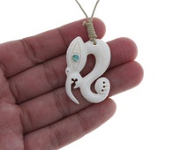 Collier Pendentif Maori Hei Matau En Os Sculpté à La Main - Neuf Avec étiquettes, 81stgeneration, Longueur 84 Cm