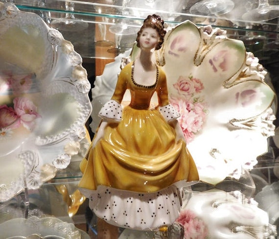 Figurine Royal Doulton Coralie HN 2307 England Bone China 1960s 60s Figural Porcelain Lady Cabinet Display Home Decor Mustard Yellow Dress