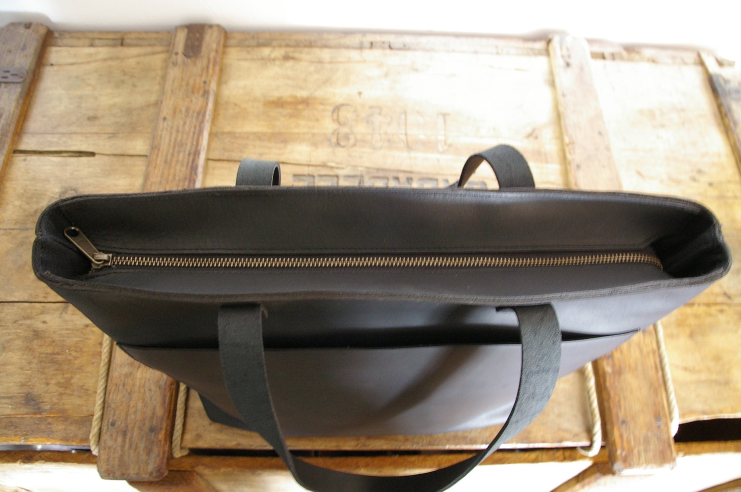 Add zipper to a tote bag of the shop. Handmade