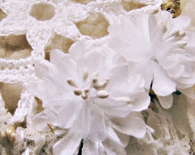 Bridal Shower Boho Decor - Floral Dreamcatcher - White and Gold - Wedding Lace Decoration - Wall Decor - Boho Wedding - Small Dream Catcher