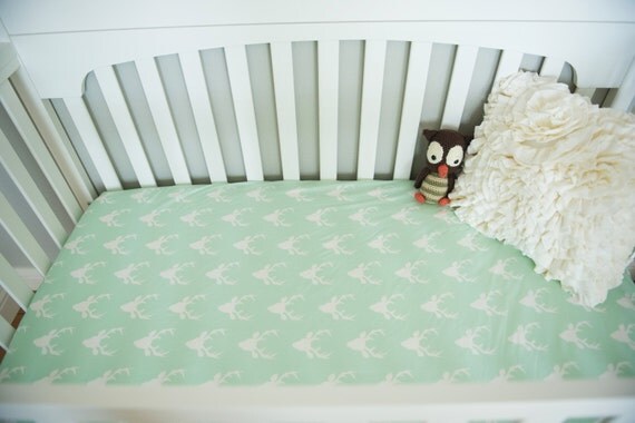 Drap housse lit de bébé avec du chevreuil. par 2ndstitchtotheright Chevreuil Literie décor