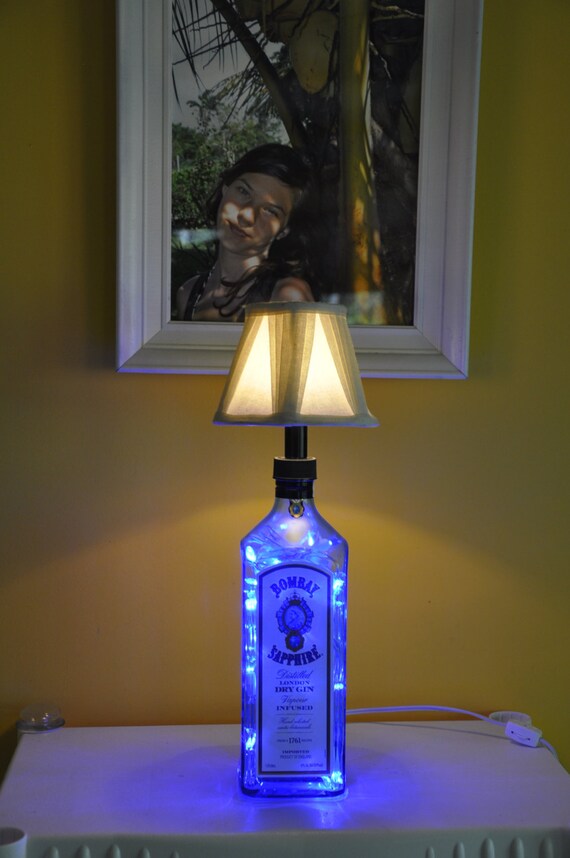 Bombay sapphire accento lampada con luci led blu di winebottleinc Lampadari con anelli a led con strass