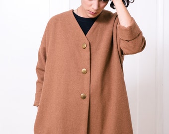 Oversized short wool coat with side pockets and snap buttons in ochre color