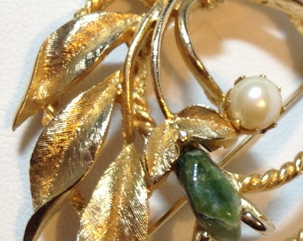 Sarah Coventry Brooch // Jade // Pearl // Goldtone // Leaves