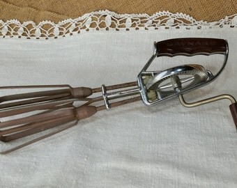Vintage Maynard Hand Mixer Egg Beater - Industrial Farmhouse Shabby Chic Decor - Brown - U.S.A. *eb