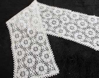 Antique Lace Table Runner Off White Cream Hand Made Needlepoint Needlework Vintage