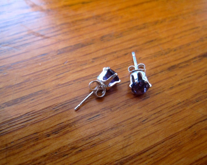 Amethyst Stud Earrings, 5mm Round, Natural, Set in Sterling Silver E895