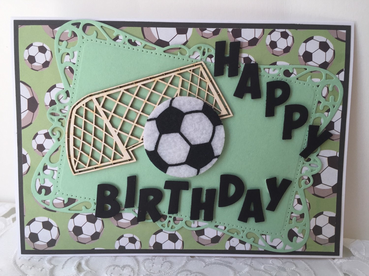 Tarjeta de feliz cumpleaños fútbol masculino hecha a mano