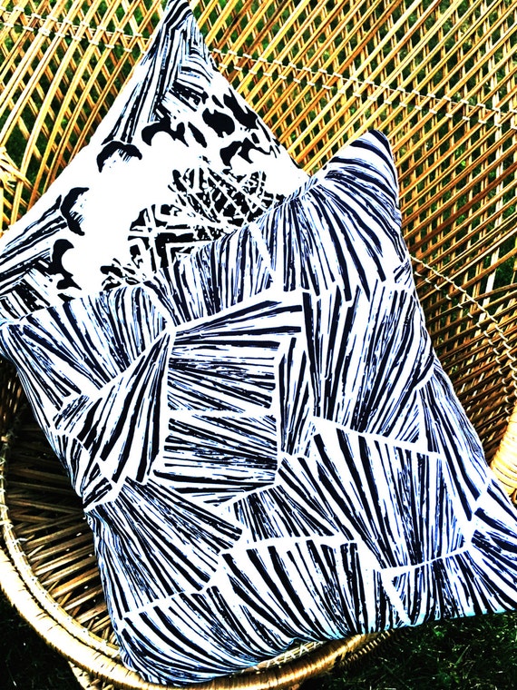 Black and White Organic Palm Pillow 18