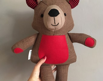 Decorative teddy bear doll in red./ Peluche décorative ourson en rouge