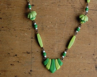 SALE // Vintage 1930s lime green glass bead necklace