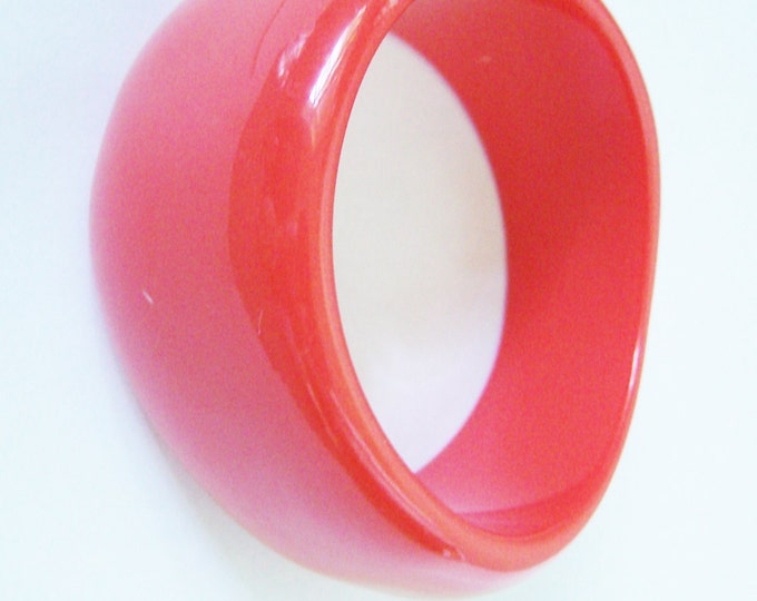 Wide Chunky Bright Red Bangle Bracelet / Assymetrical Wave Design / Seamless / Vintage Jewelry / Jewellery