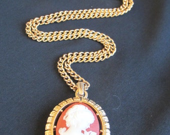 Avon reversible cameo and stylized fleur de lis pendant with chain